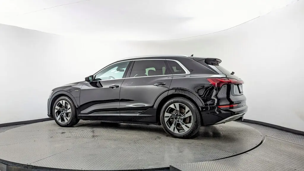 2022 Audi e-tron Premium photo 2