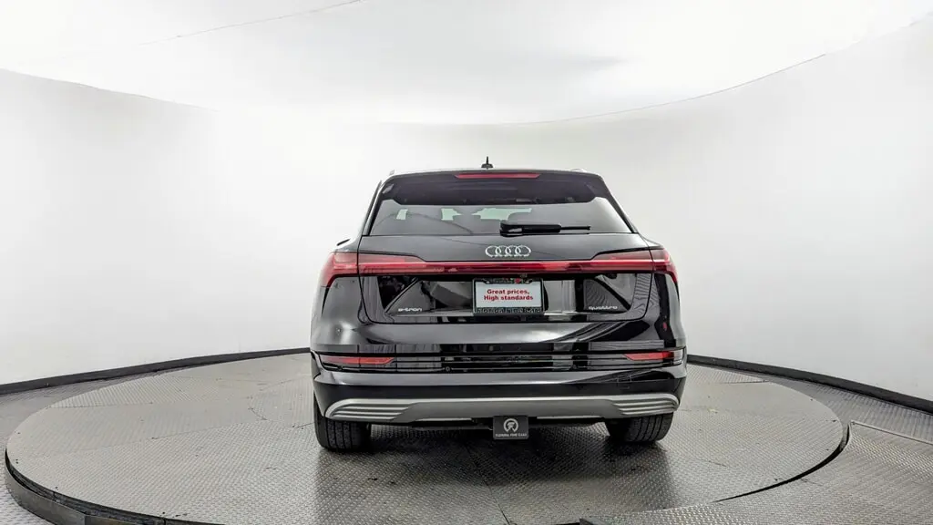 2022 Audi e-tron Premium photo 3