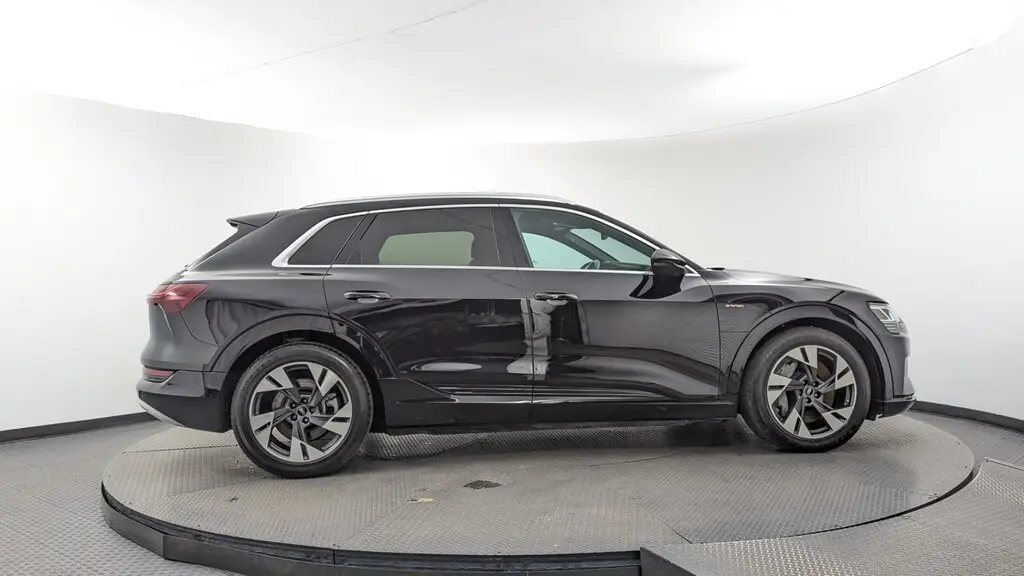 2022 Audi e-tron Premium photo 4