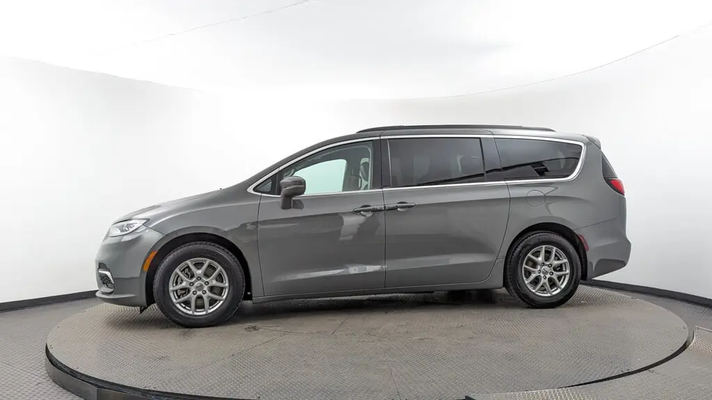2022 Chrysler Pacifica Touring L photo 2