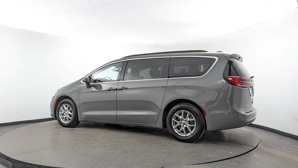 2022 Chrysler Pacifica Touring L photo 3