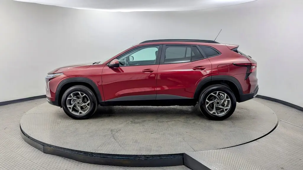 2025 Chevrolet Trax LT photo 2