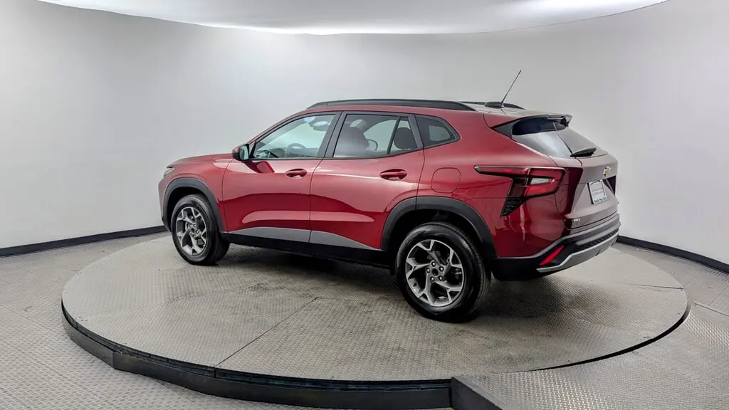 2025 Chevrolet Trax LT photo 3