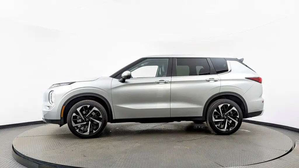2024 Mitsubishi Outlander SE photo 2