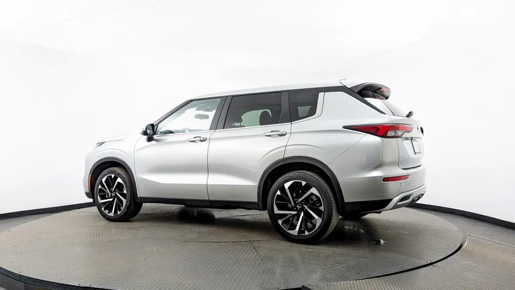 2024 Mitsubishi Outlander SE photo 3