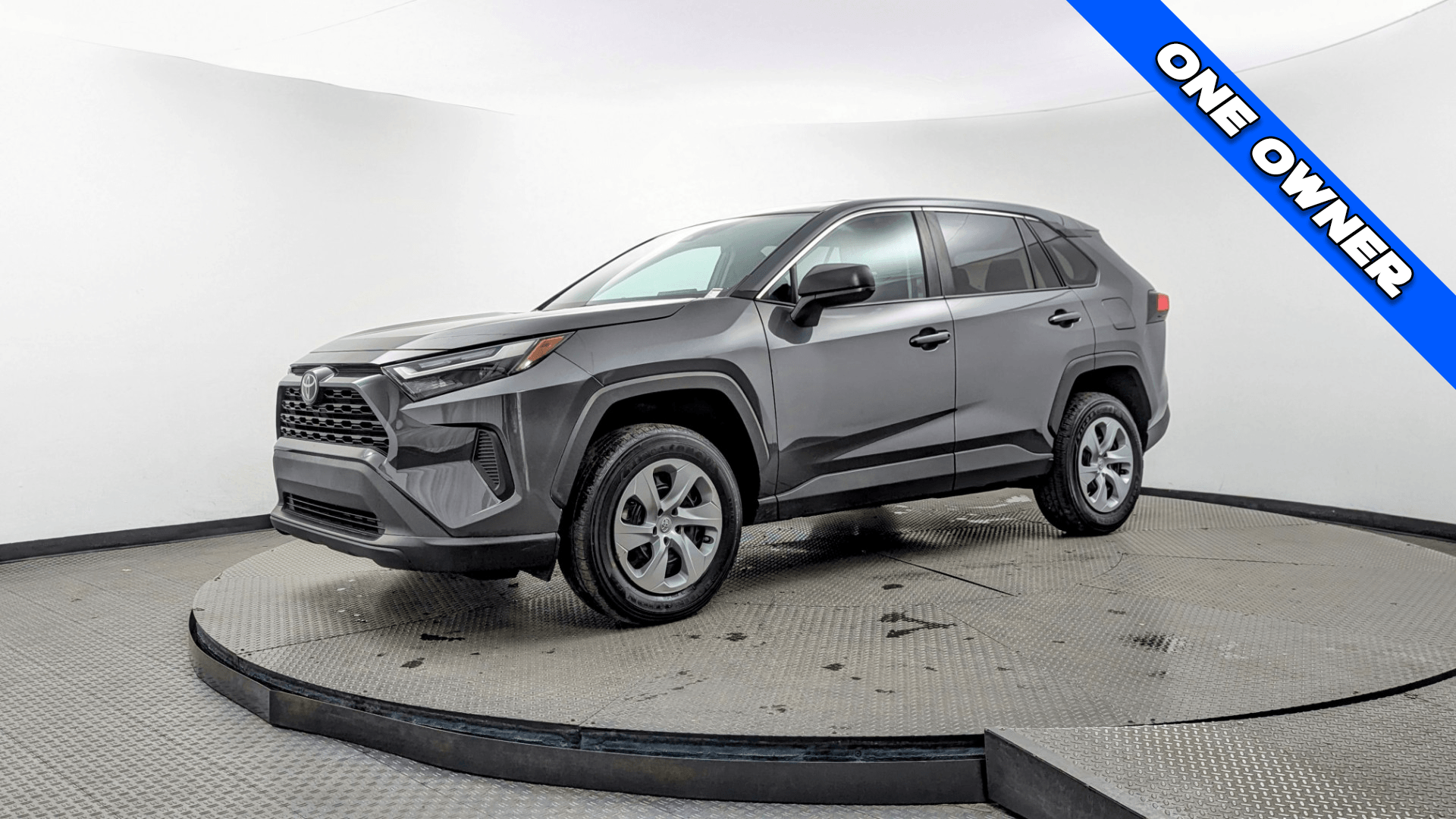 2024 Toyota RAV4 LE's photo