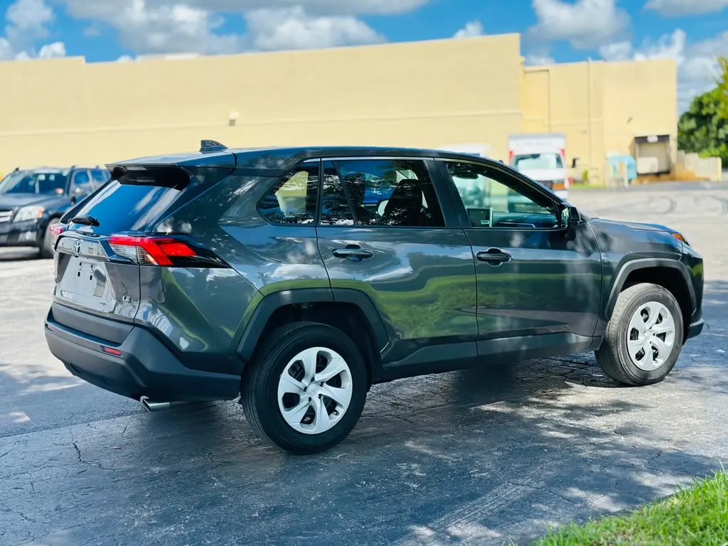 2024 Toyota RAV4 LE photo 4