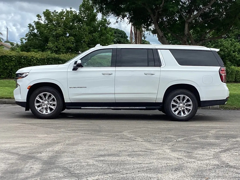 2023 Chevrolet Suburban Premier photo 3