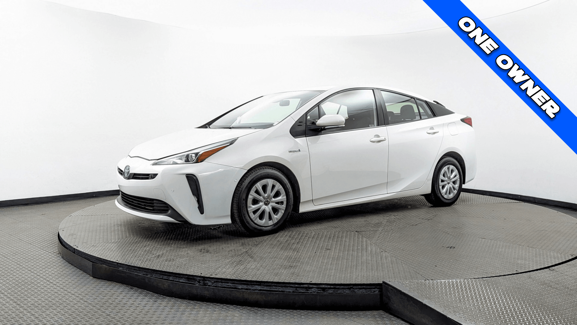 2022 Toyota Prius LE's photo