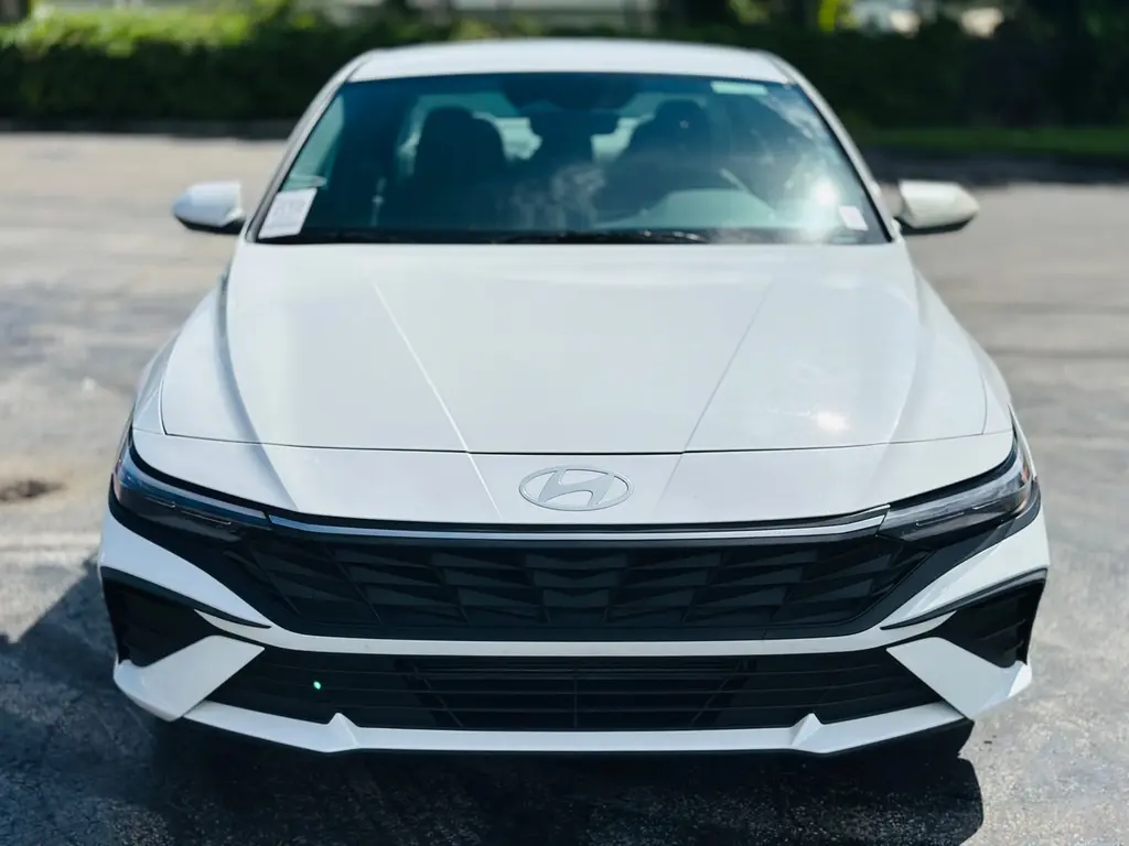 2024 Hyundai Elantra SEL photo 2