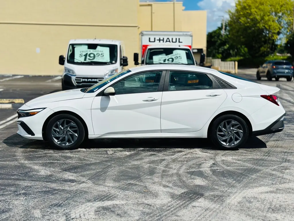 2024 Hyundai Elantra SEL photo 3