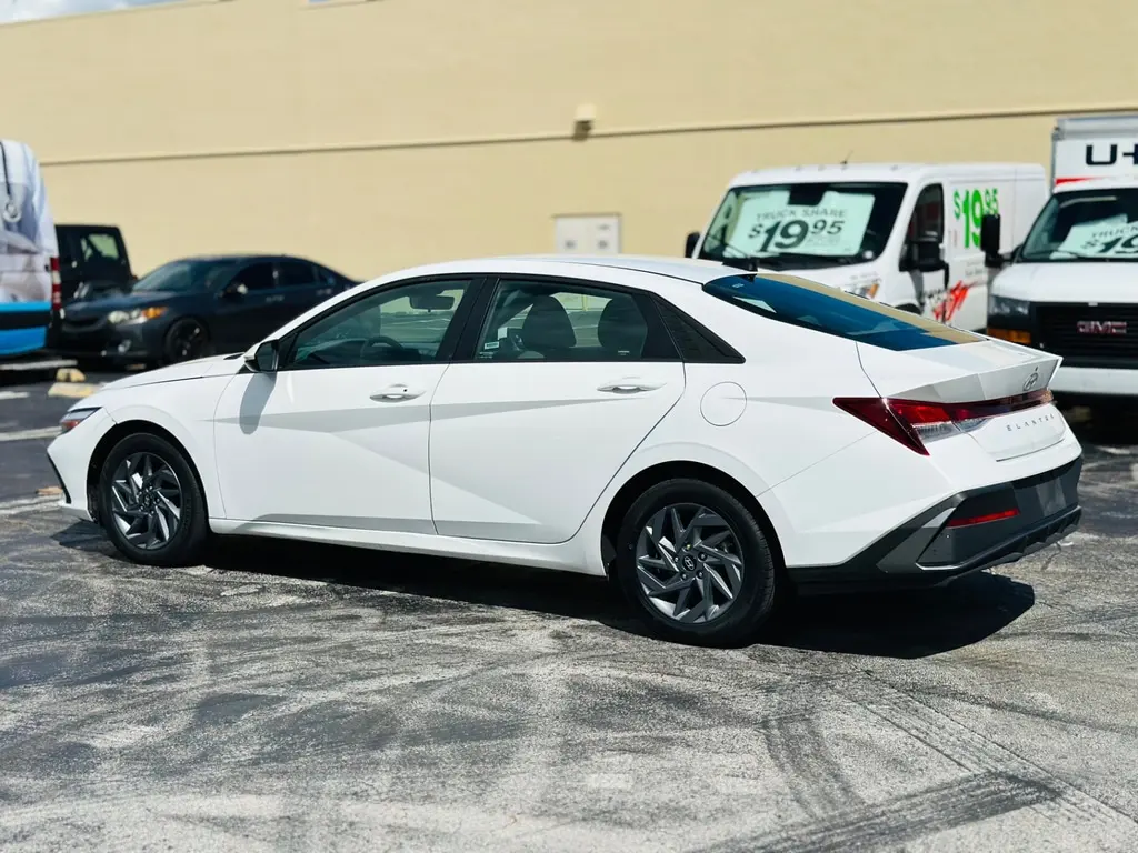 2024 Hyundai Elantra SEL photo 4