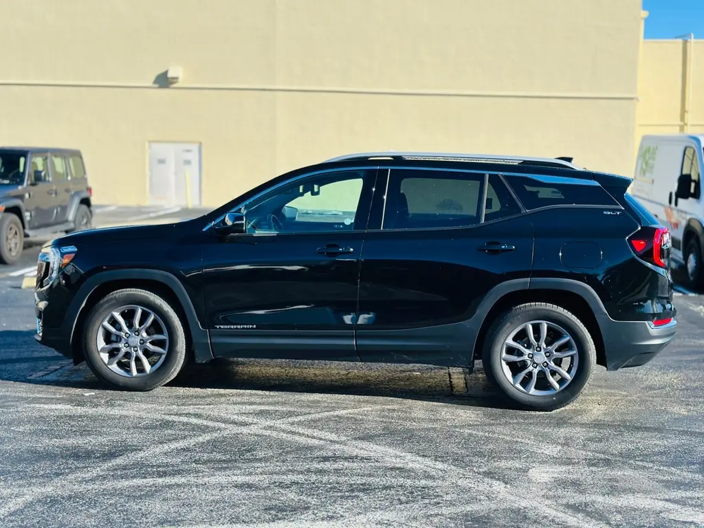 2024 Gmc Terrain SLT photo 2
