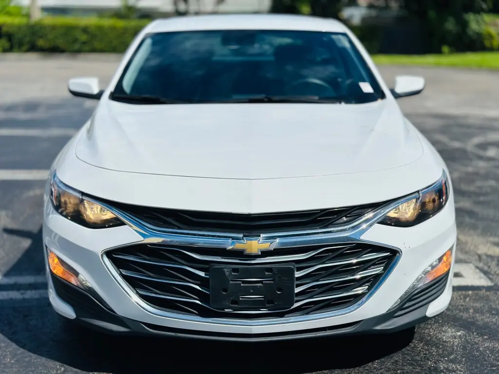 2023 Chevrolet Malibu 1LT photo 2