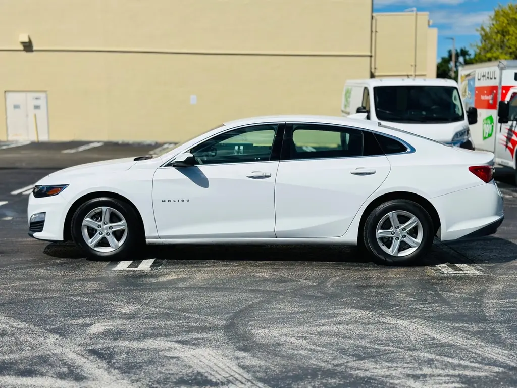 2023 Chevrolet Malibu 1LT photo 3