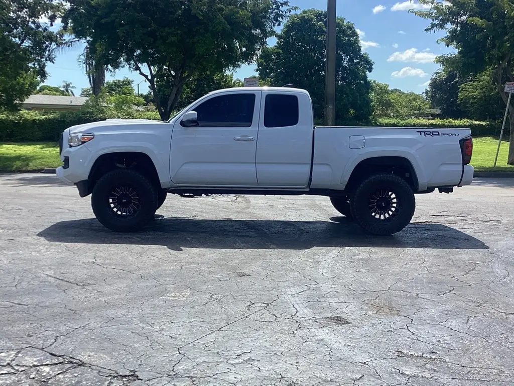 2017 Toyota Tacoma SR5 TRD Sport photo 2