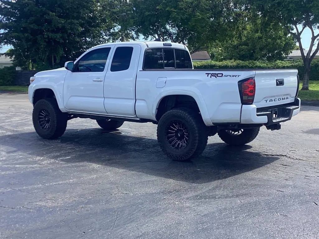 2017 Toyota Tacoma SR5 TRD Sport photo 3