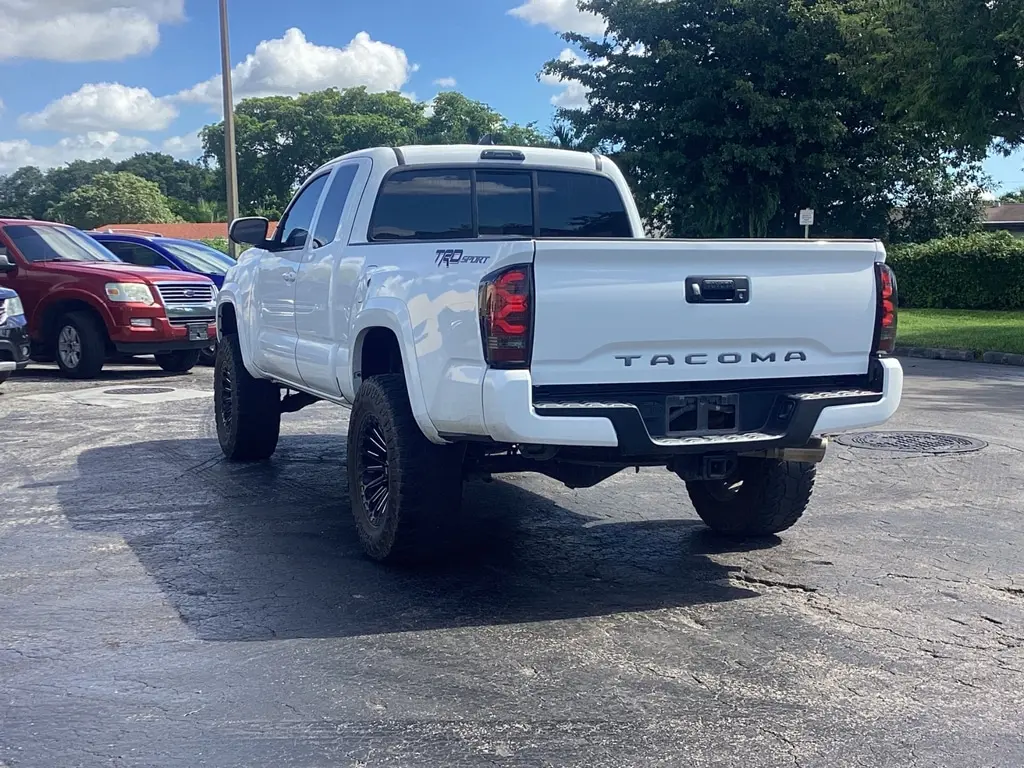 2017 Toyota Tacoma SR5 TRD Sport photo 4