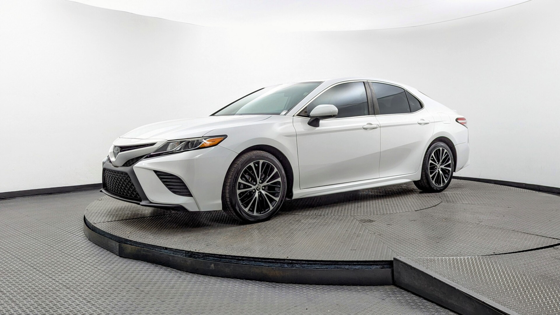 2020 Toyota Camry SE's photo