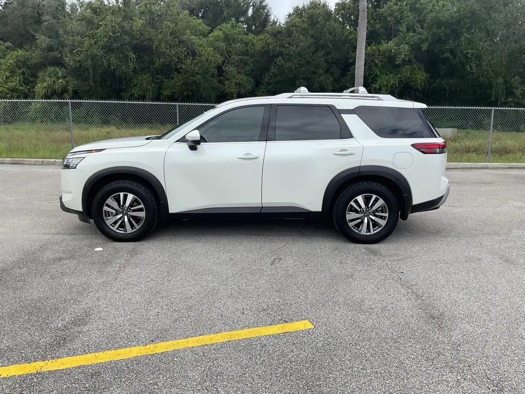 2022 Nissan Pathfinder SL photo 2