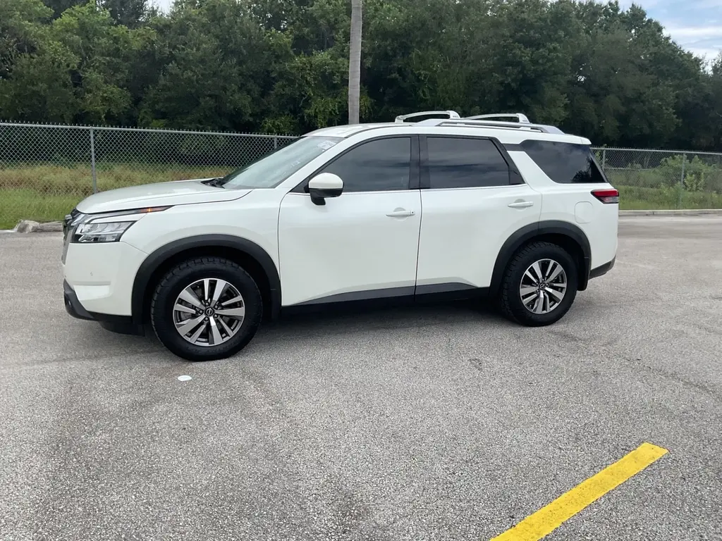 2022 Nissan Pathfinder SL photo 3