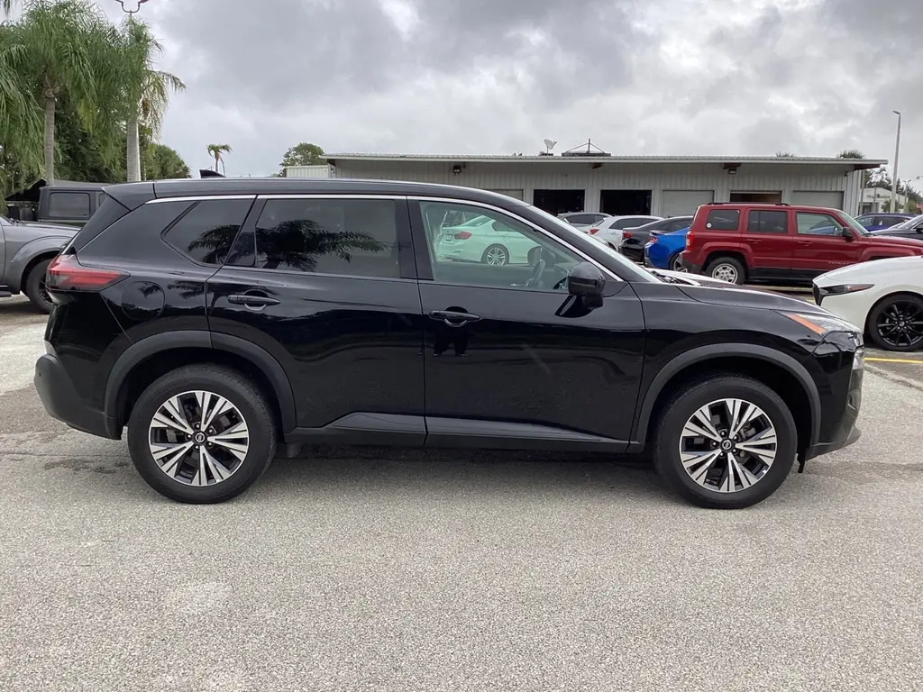 2021 Nissan Rogue SV photo 4