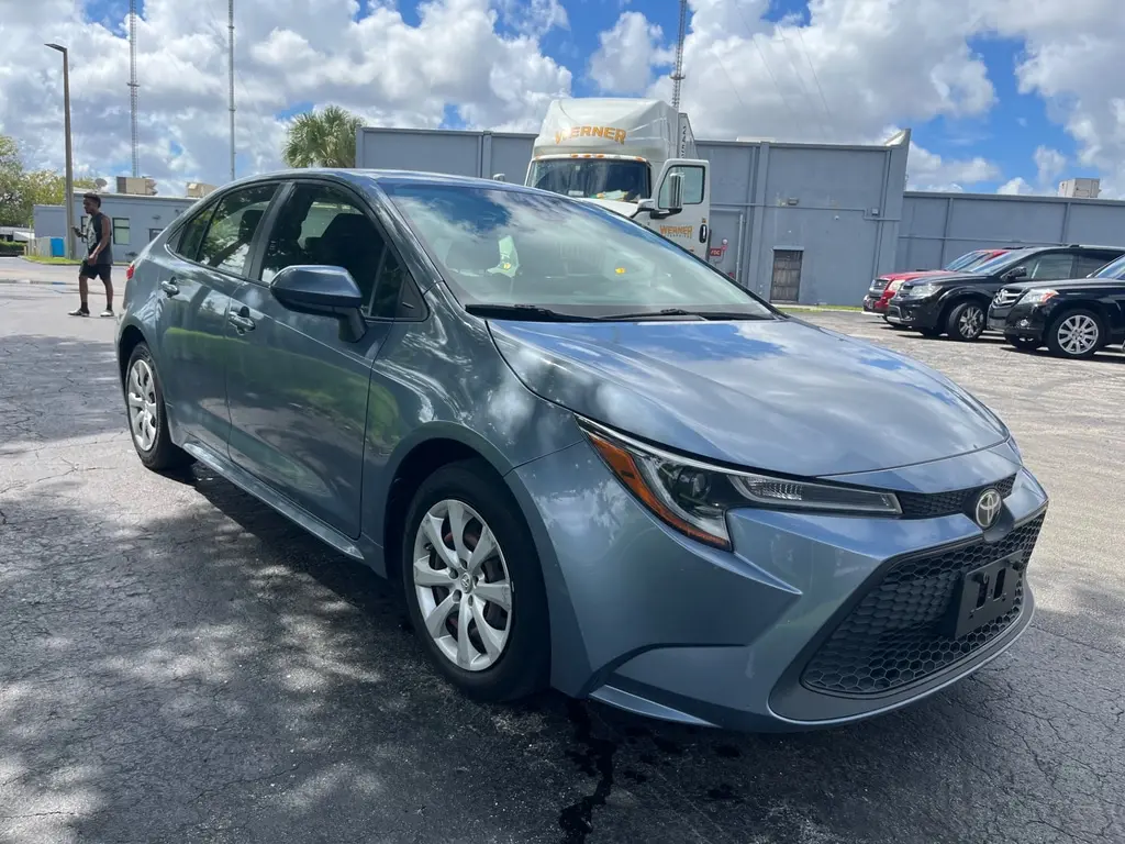 2020 Toyota Corolla LE photo 3