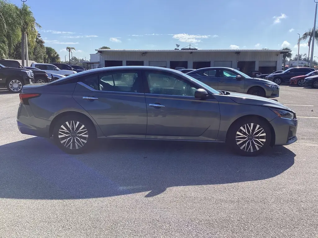 2024 Nissan Altima 2.5 SV photo 4
