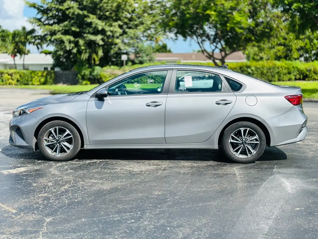 2024 Kia Forte LXS photo 3