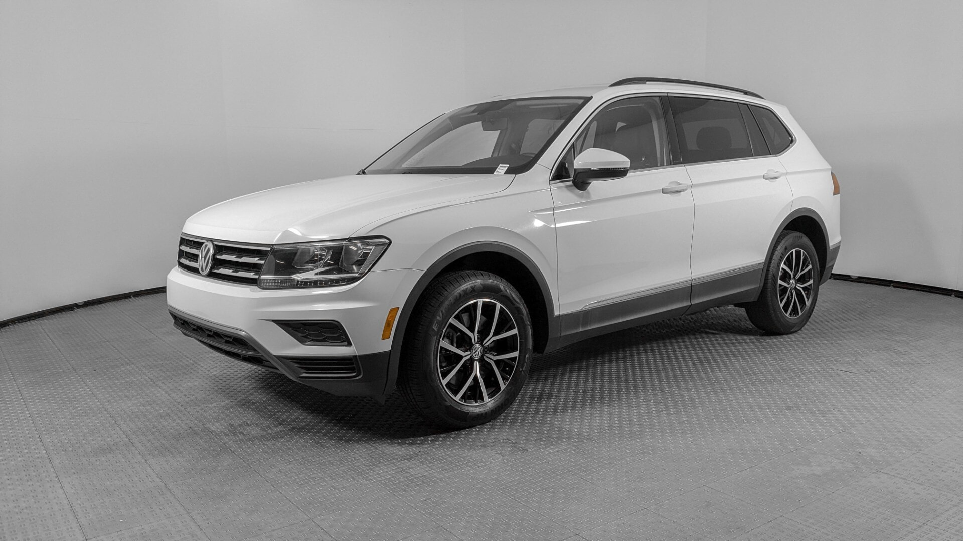 2021 Volkswagen Tiguan SE's photo