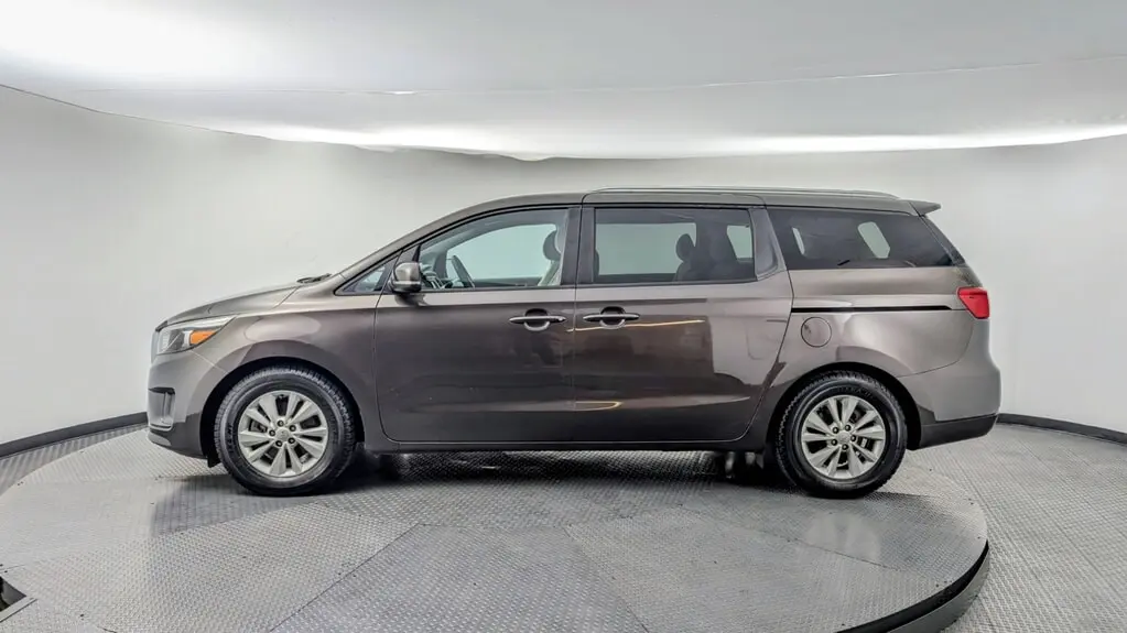 2016 Kia Sedona LX photo 2
