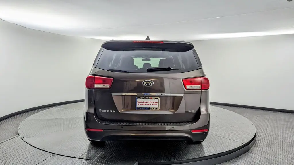 2016 Kia Sedona LX photo 4