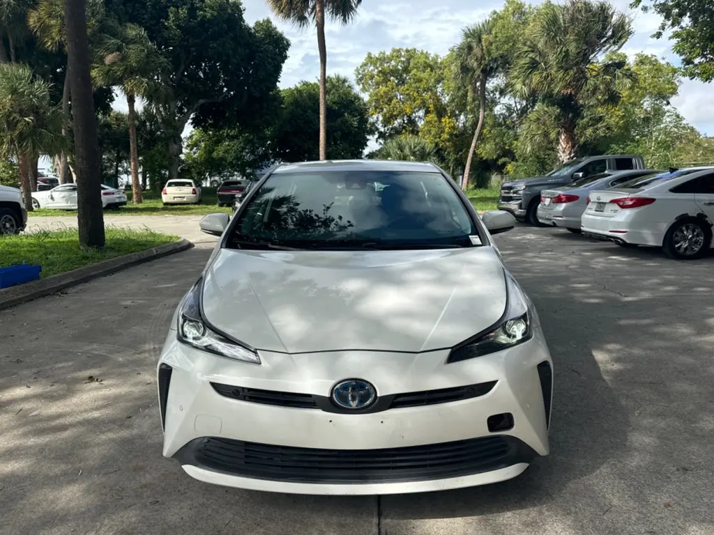 2022 Toyota Prius LE photo 2