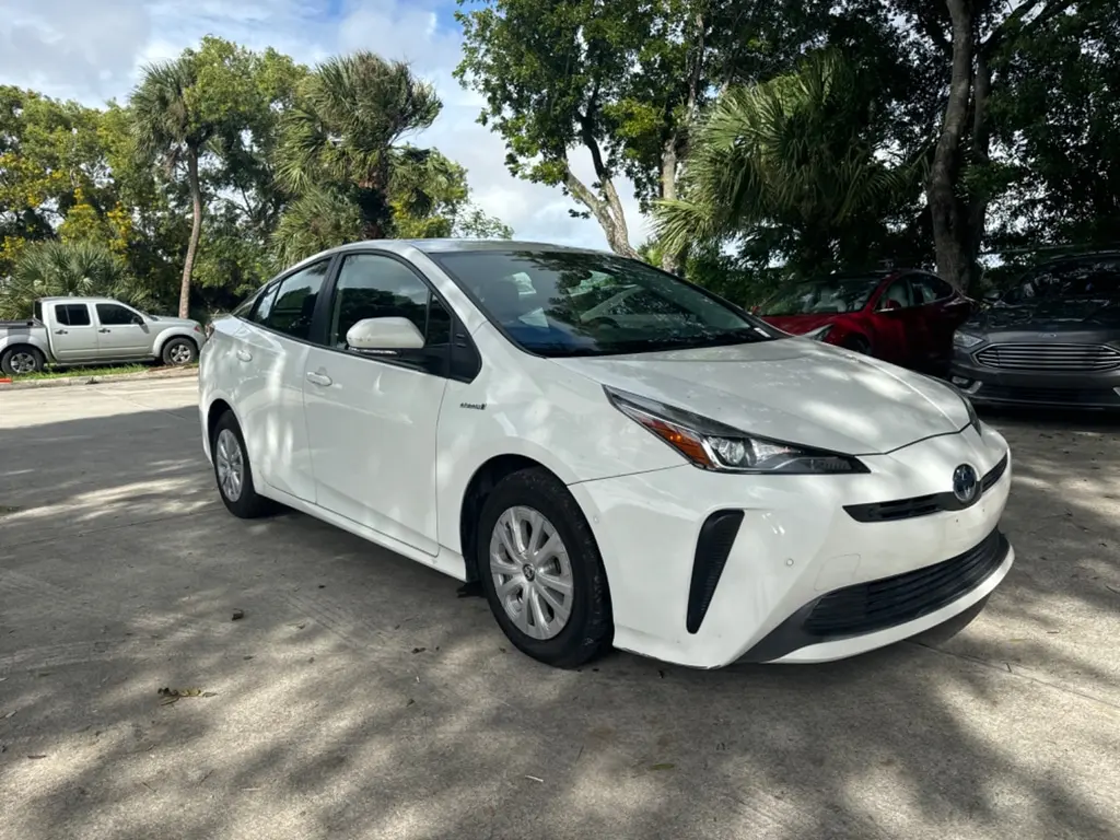 2022 Toyota Prius LE photo 3