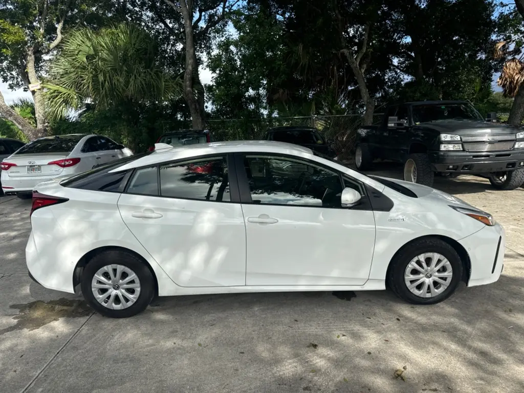 2022 Toyota Prius LE photo 4