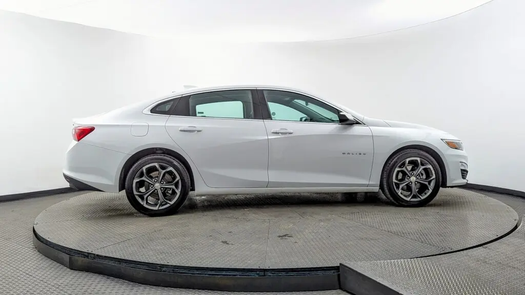 2024 Chevrolet Malibu 1LT photo 4