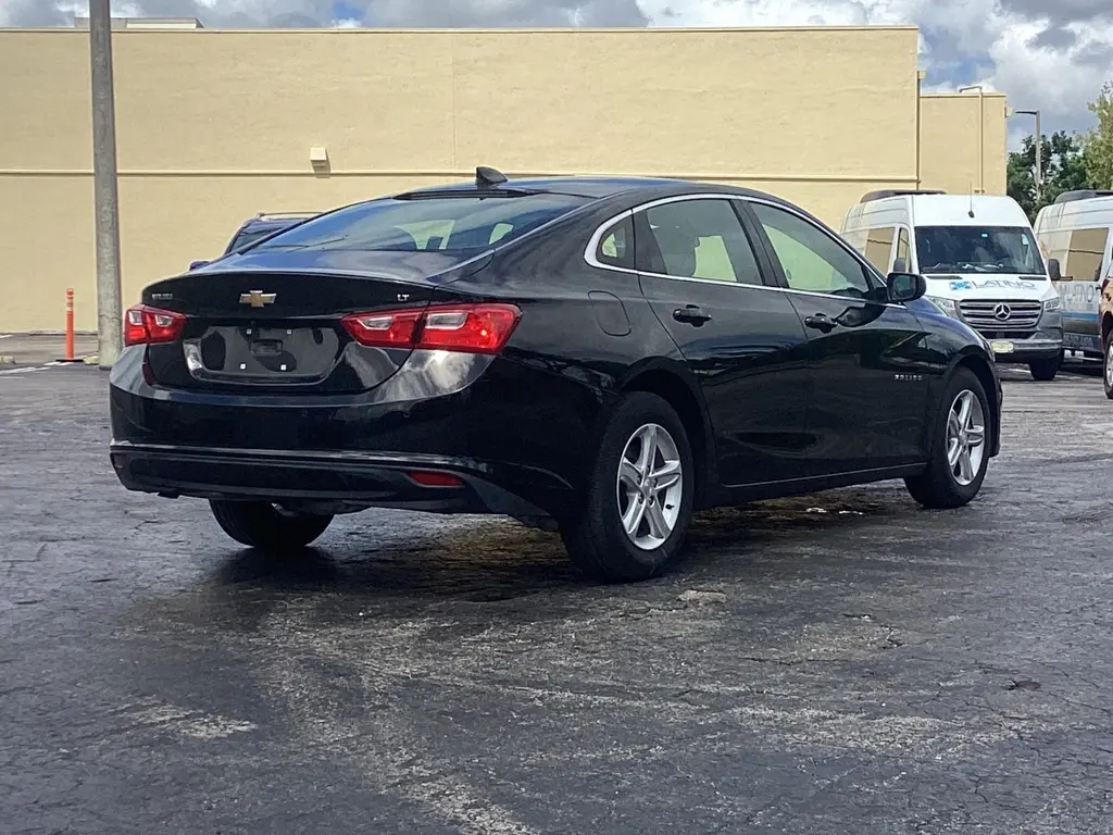 2024 Chevrolet Malibu 1LT photo 2