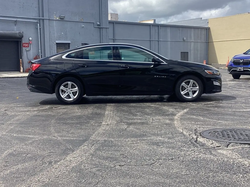 2024 Chevrolet Malibu 1LT photo 3