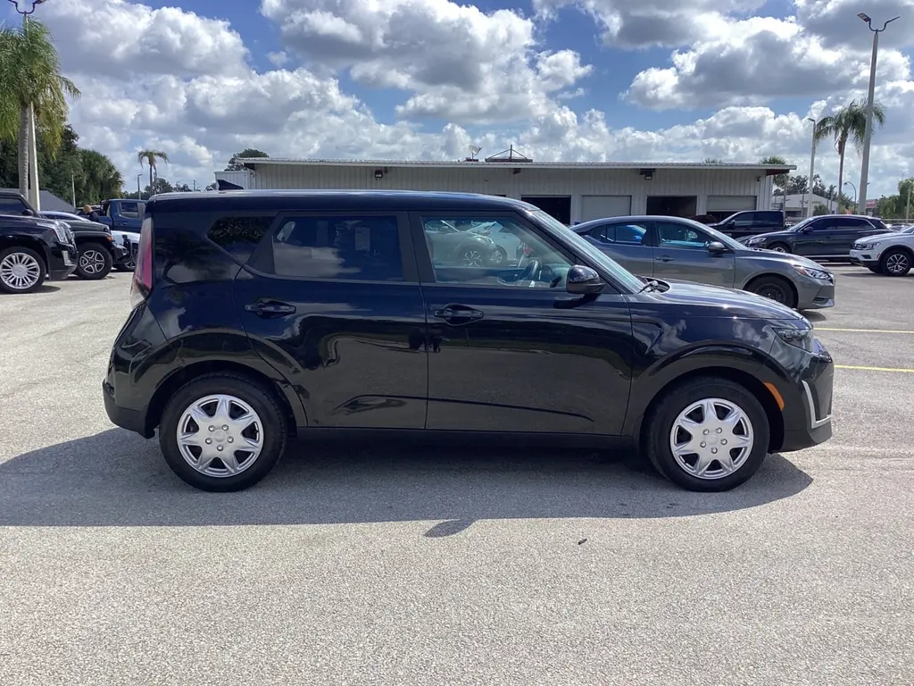 2023 Kia Soul LX S photo 3