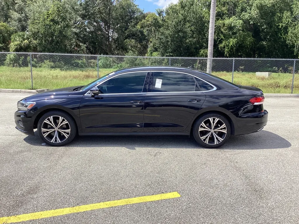 2022 Volkswagen Passat 2.0T SE photo 2