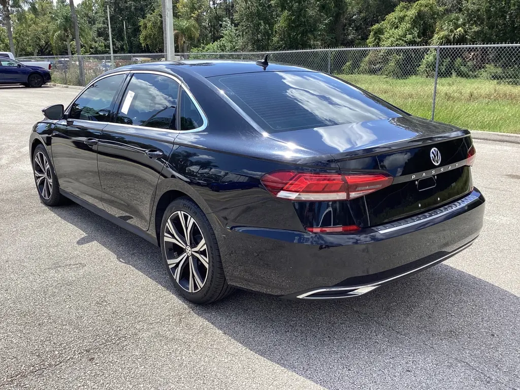 2022 Volkswagen Passat 2.0T SE photo 3