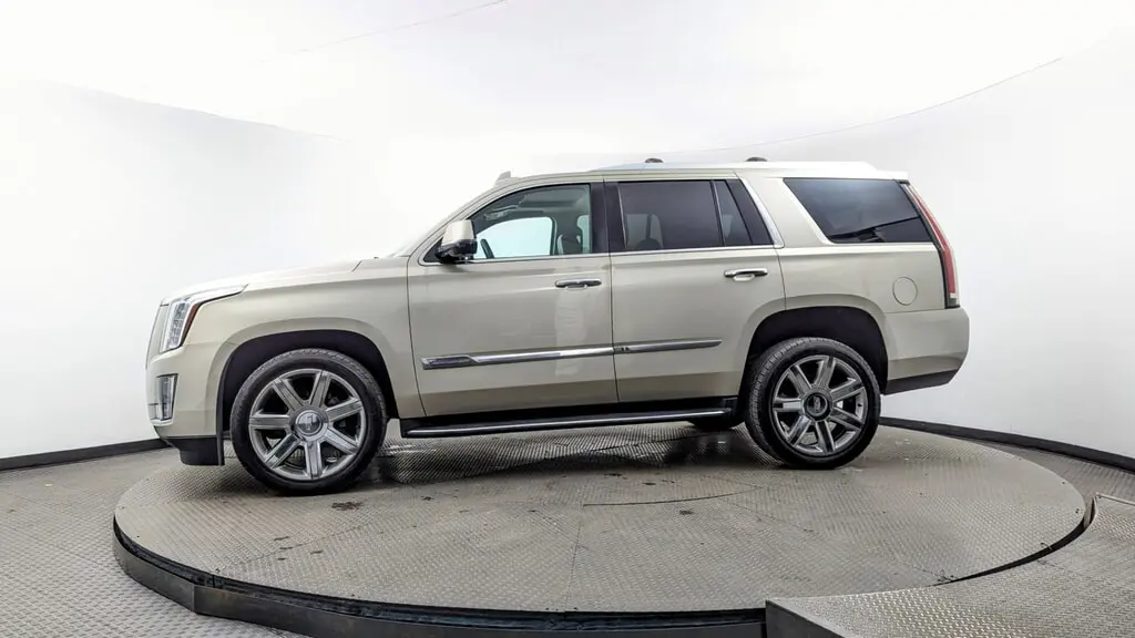 2016 Cadillac Escalade Luxury photo 2