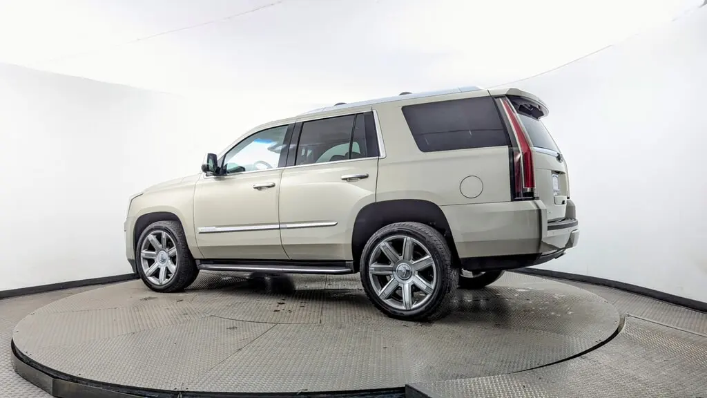 2016 Cadillac Escalade Luxury photo 3