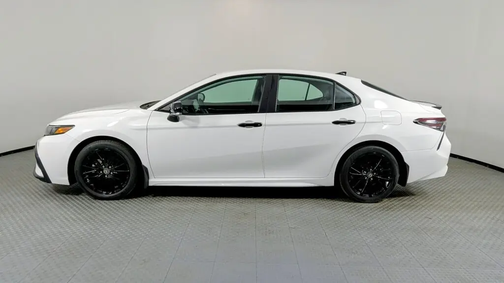 2022 Toyota Camry SE photo 2