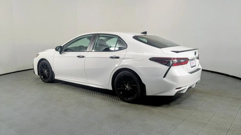 2022 Toyota Camry SE photo 3