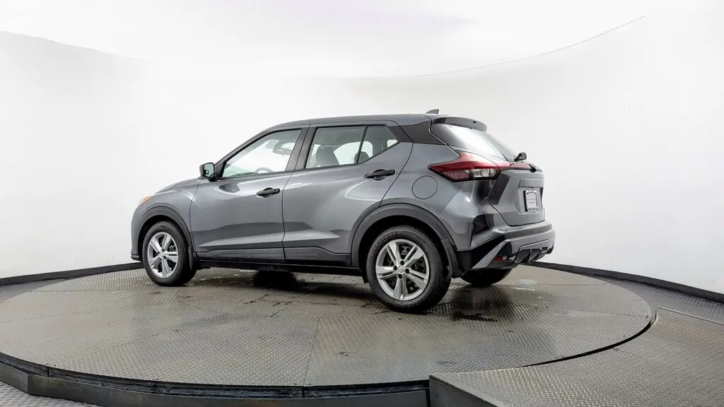 2023 Nissan Kicks S photo 2