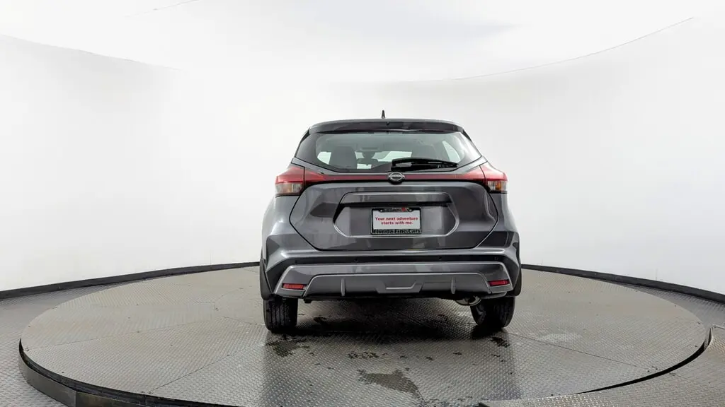 2023 Nissan Kicks S photo 3