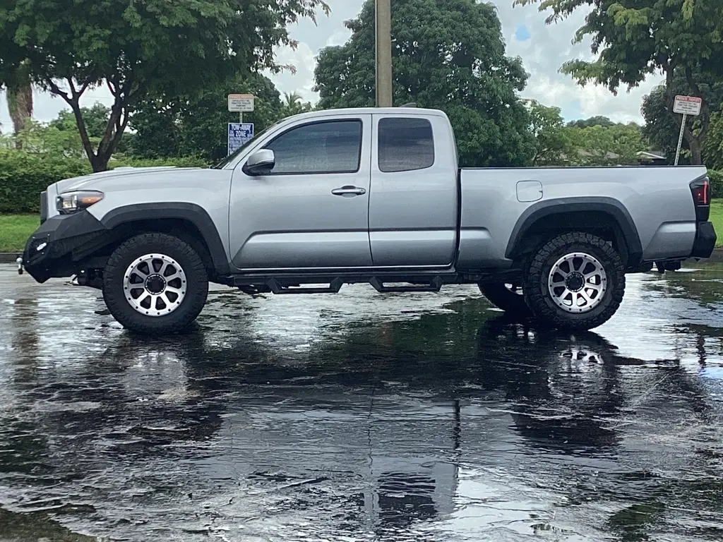 2016 Toyota Tacoma SR5 TRD Sport photo 2