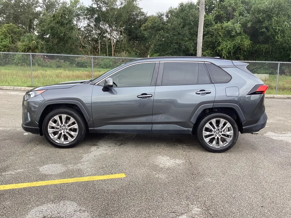 2020 Toyota RAV4 XLE Premium photo 3