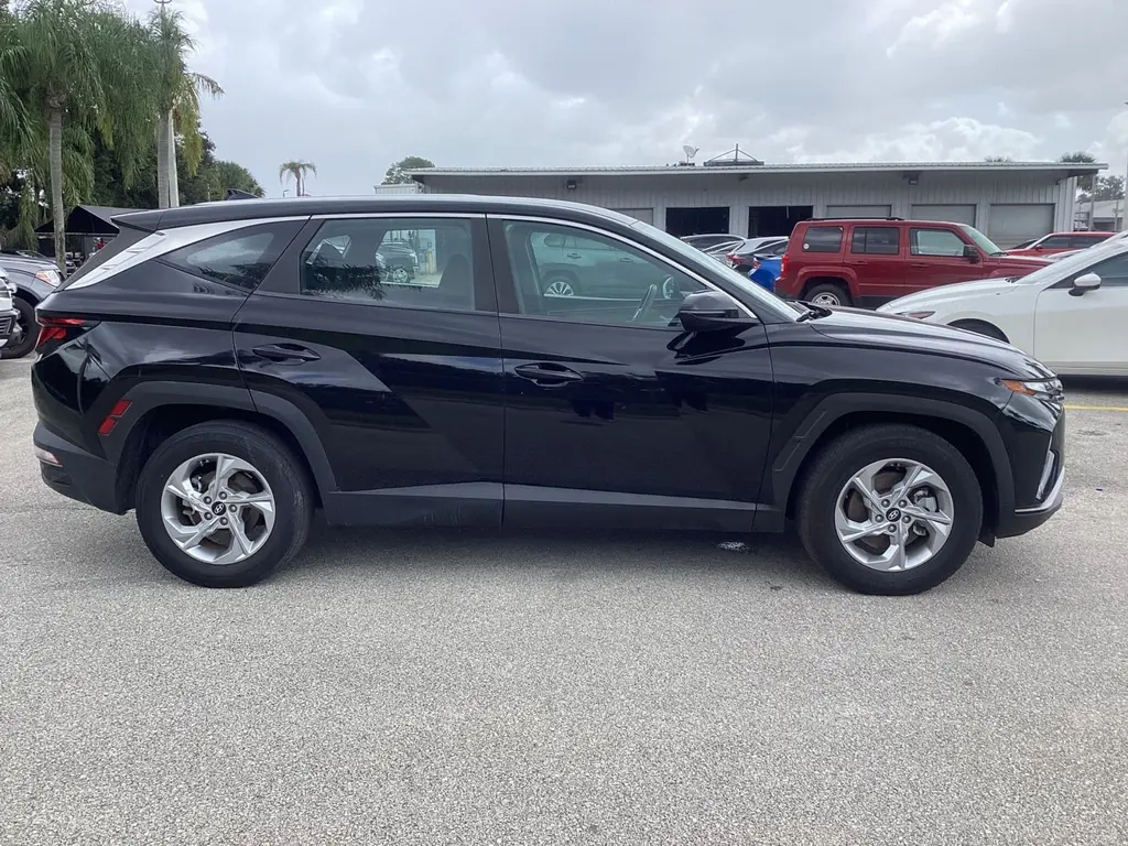 2022 Hyundai Tucson SE photo 2